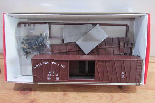 HO Scale Walthers  932-5856 50' DD OB AUTO BOX "Northern Pacific" Lot#0317