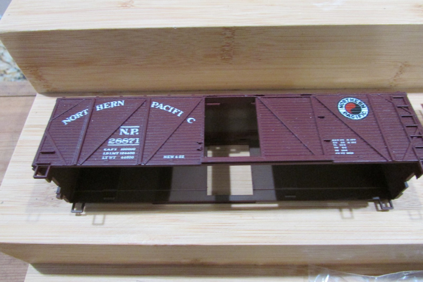 HO Scale Walthers 932-2151 40' SS Wood Box w/Wood Ends NP Lot#5059