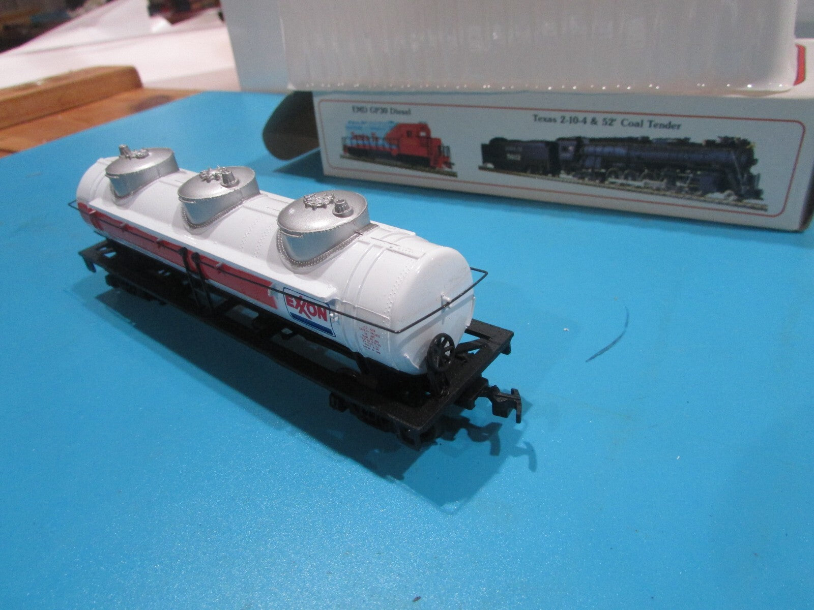HO Scale Bachmann 3192 3 Dome Exxon Tank Car