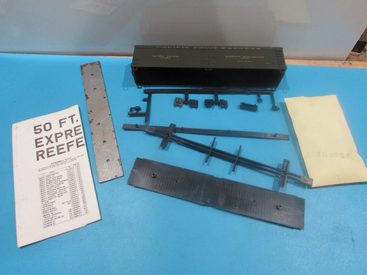 HO Scale Athearn 5335 50ft Express Reefer P.F.E. #X602