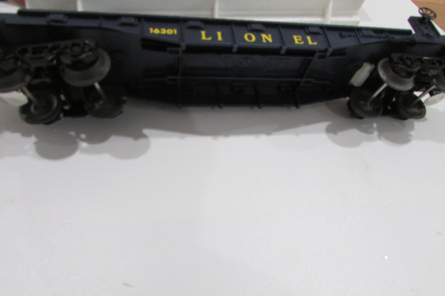 O Gauge  Lionel 6-16301  Barrel Ramp Car (8Barrel)