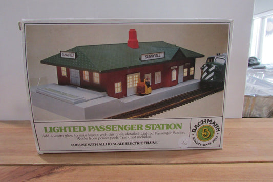 Ho Scale Bachmann #46-1217 Lighted Passenger Station Lot#0323