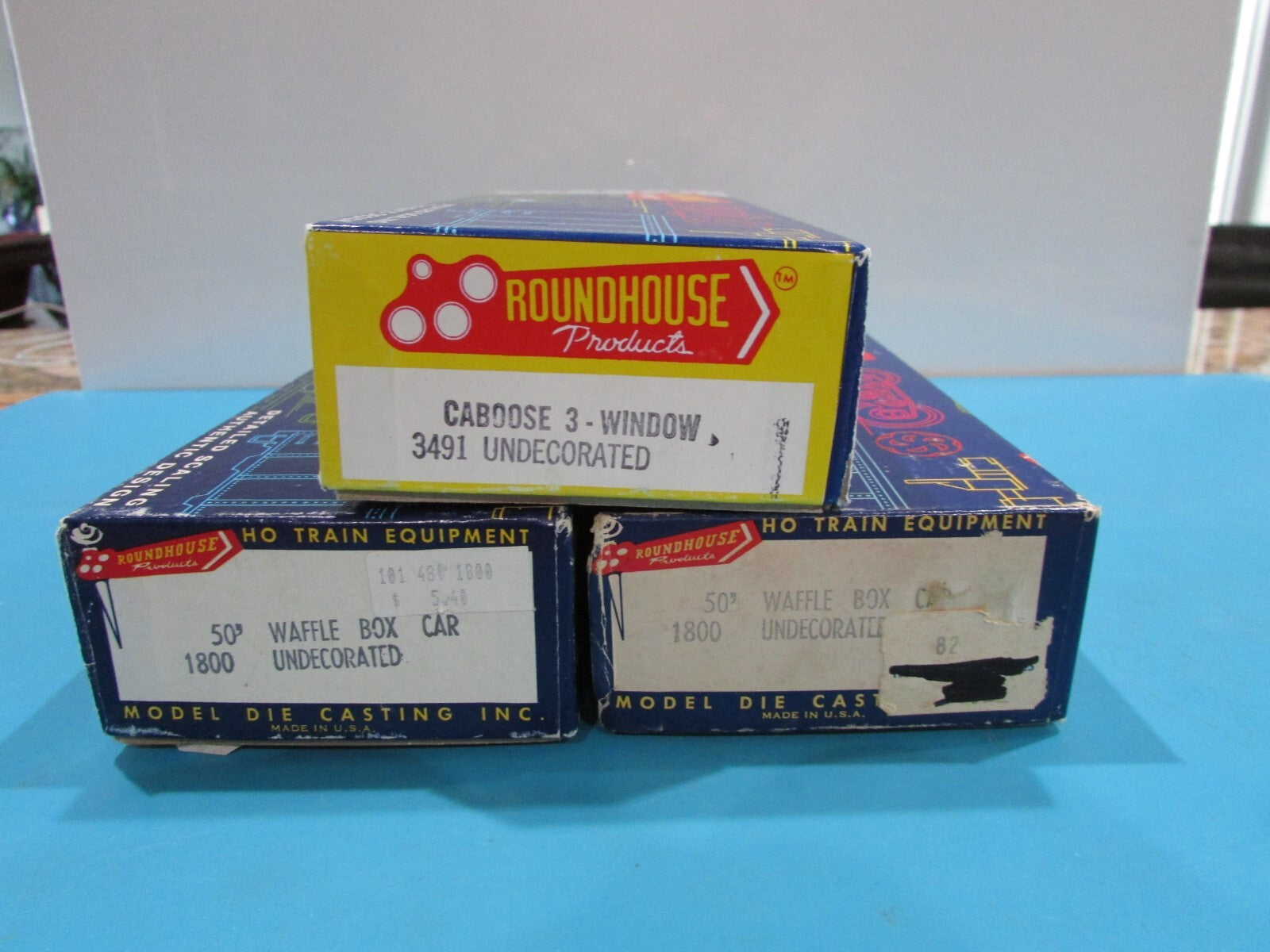 HO Scale RoundHouse Caboose & Box Cars Kits Undecorated  Lot#1590