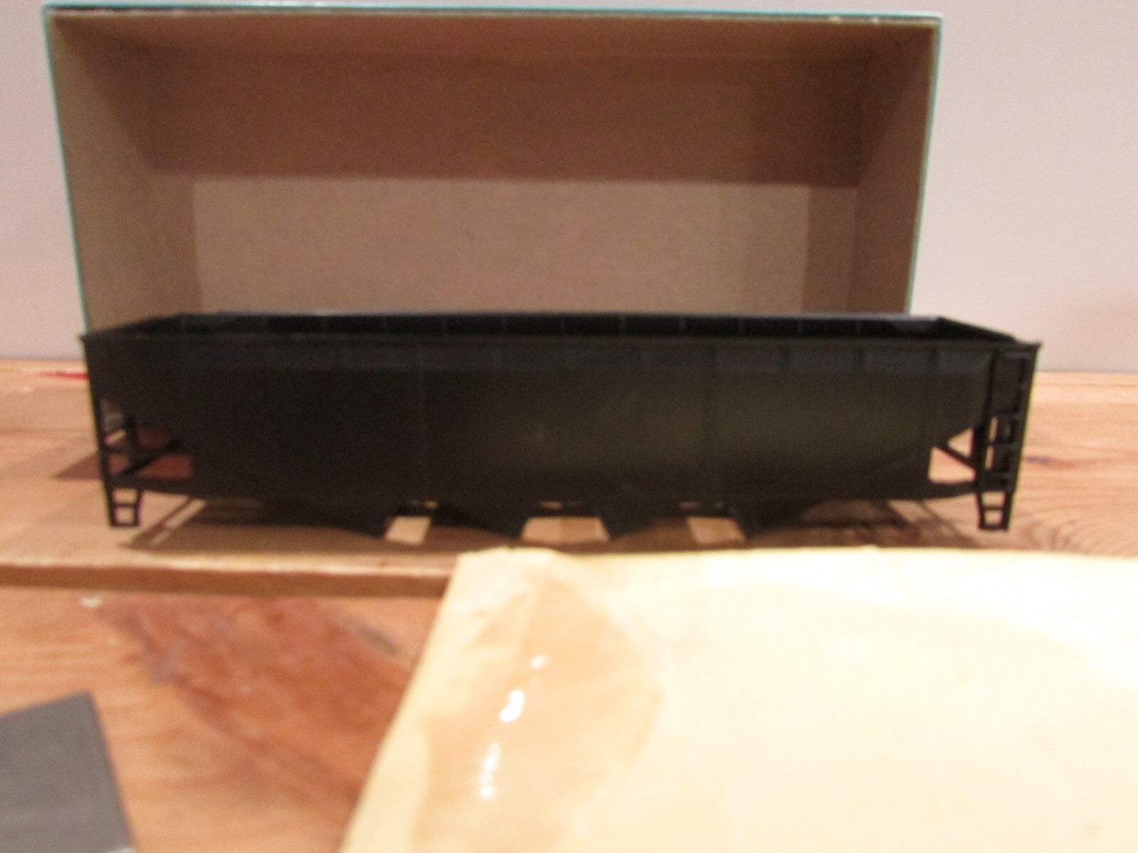 HO Scale Athearn 1749 Undecorated Hopper Car Kit