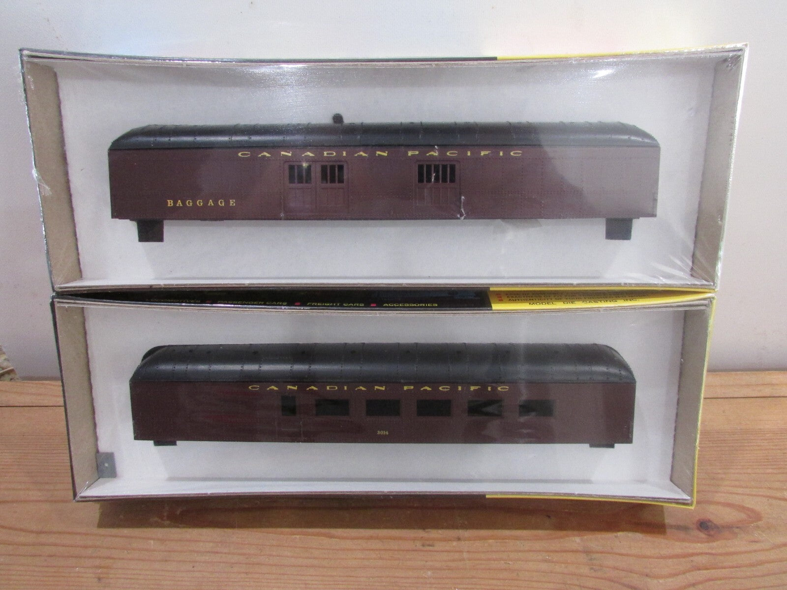 HO Scale RoundHouse (2) Harrison Style Passenger Cars Canadian Pacific LOT#3584