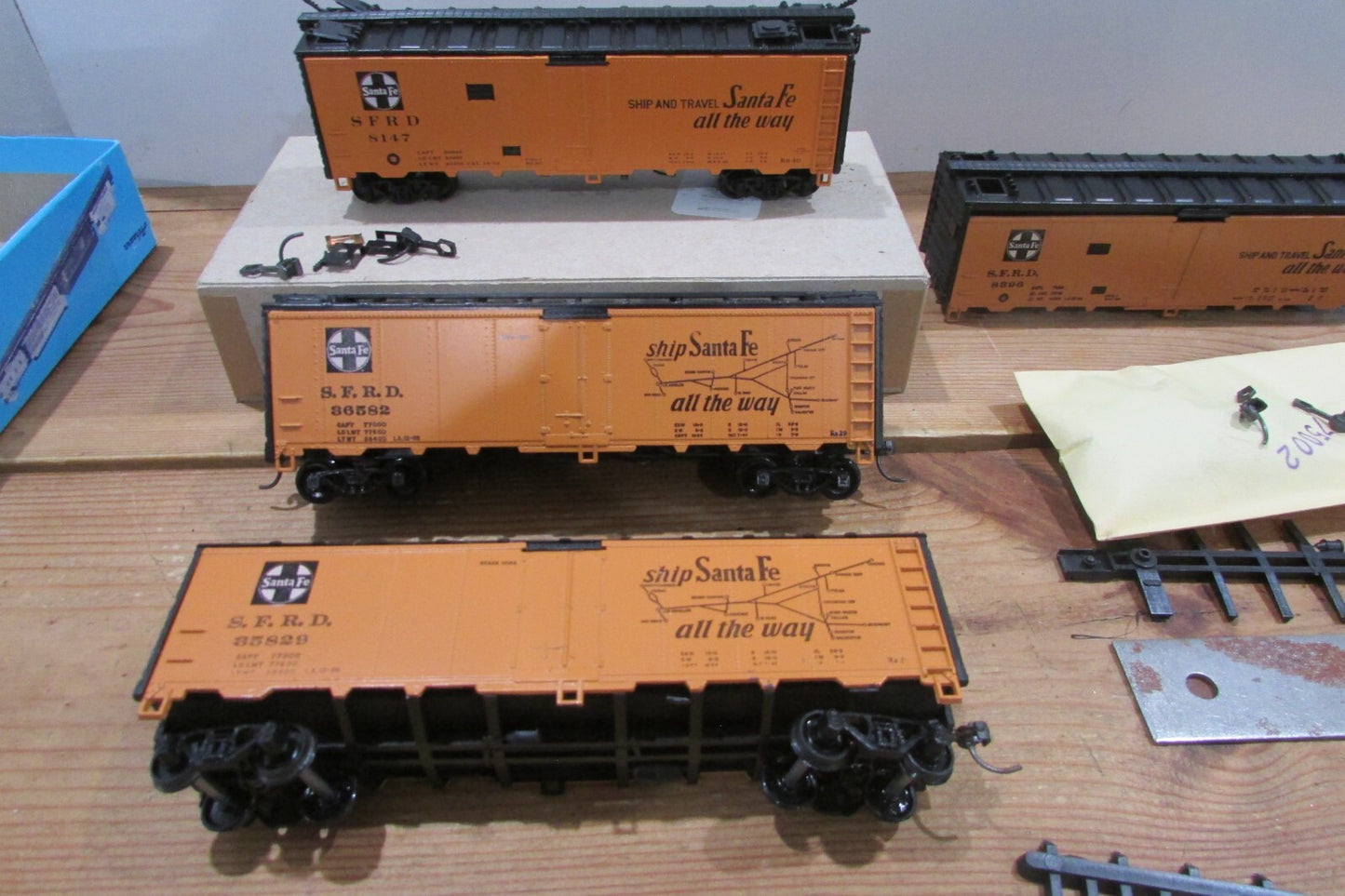 HO Scale Athearn (4) Assorted Freight Cars 40ft Reefer ATSF Lot#4228