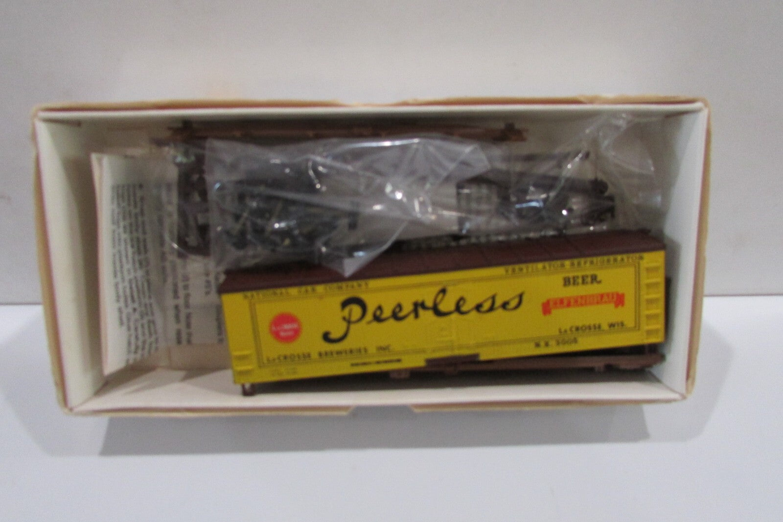 HO Scale Walthers 932-2475 40' Refrigerator Car Kit PEERLESS BEER