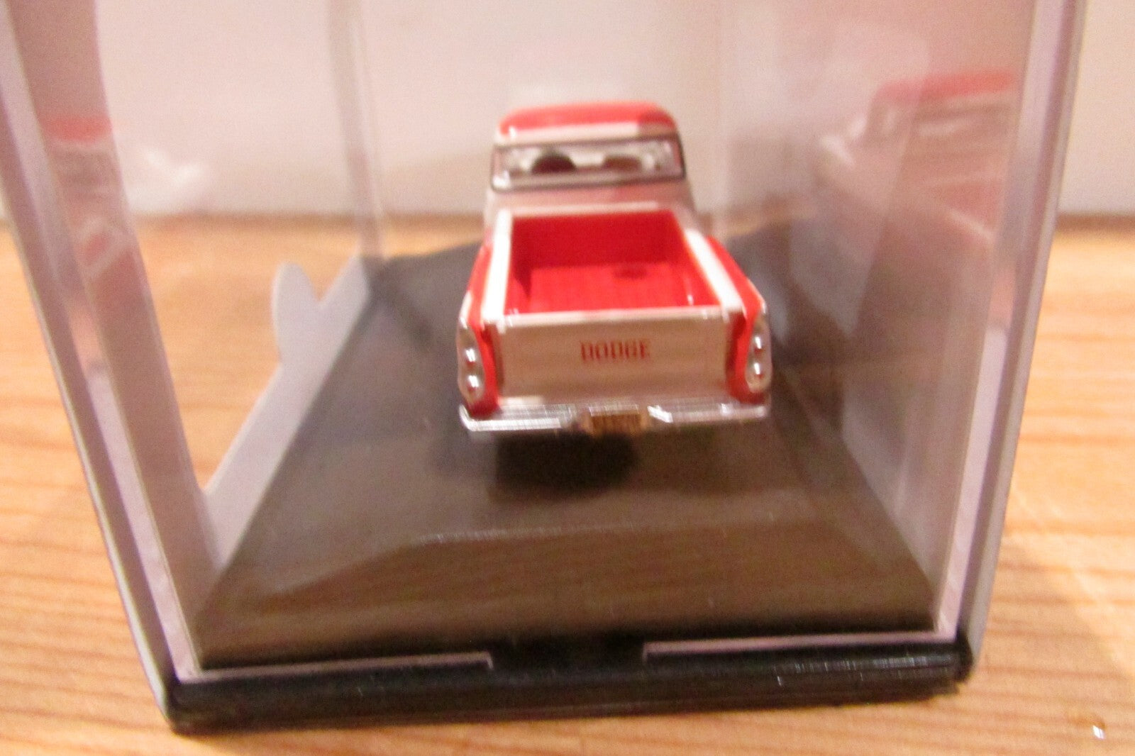 Ho Scale 1:87 Oxford Dodge D100 Sweptside Pickup 1957 Tropical Coral/Glacier Wh.