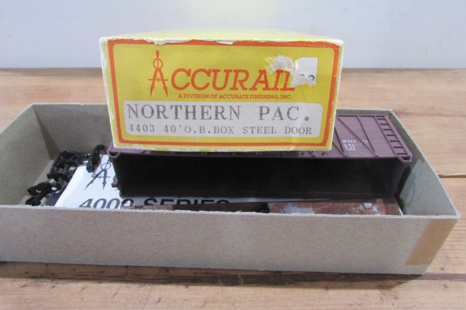HO Scale Accurail 4403 Northern Pacific 40' O.B  Steel  Box Car #20110