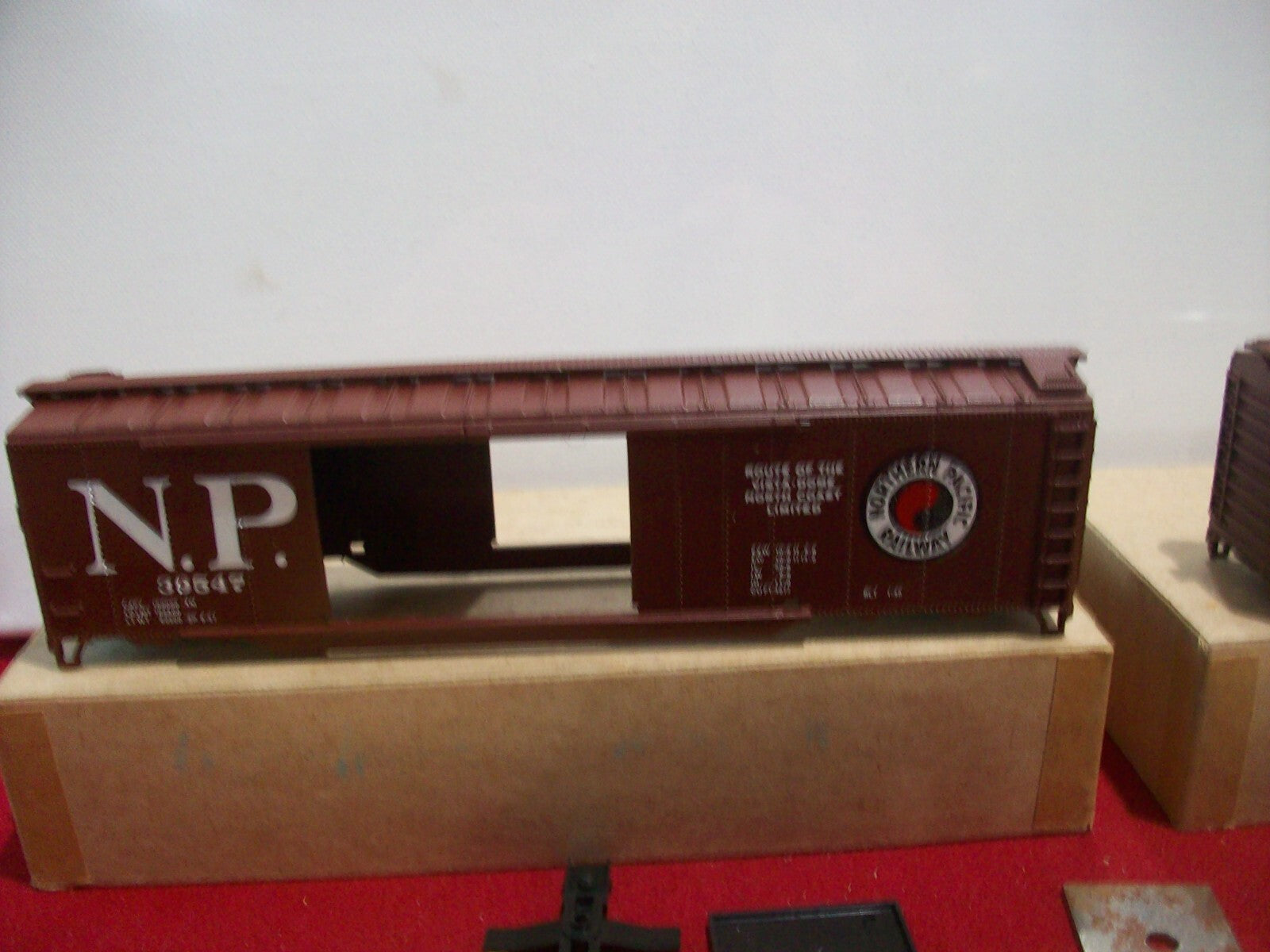 HO Scale (2) Athearn Northern Pacific Railway Cars Kit Lot#4068