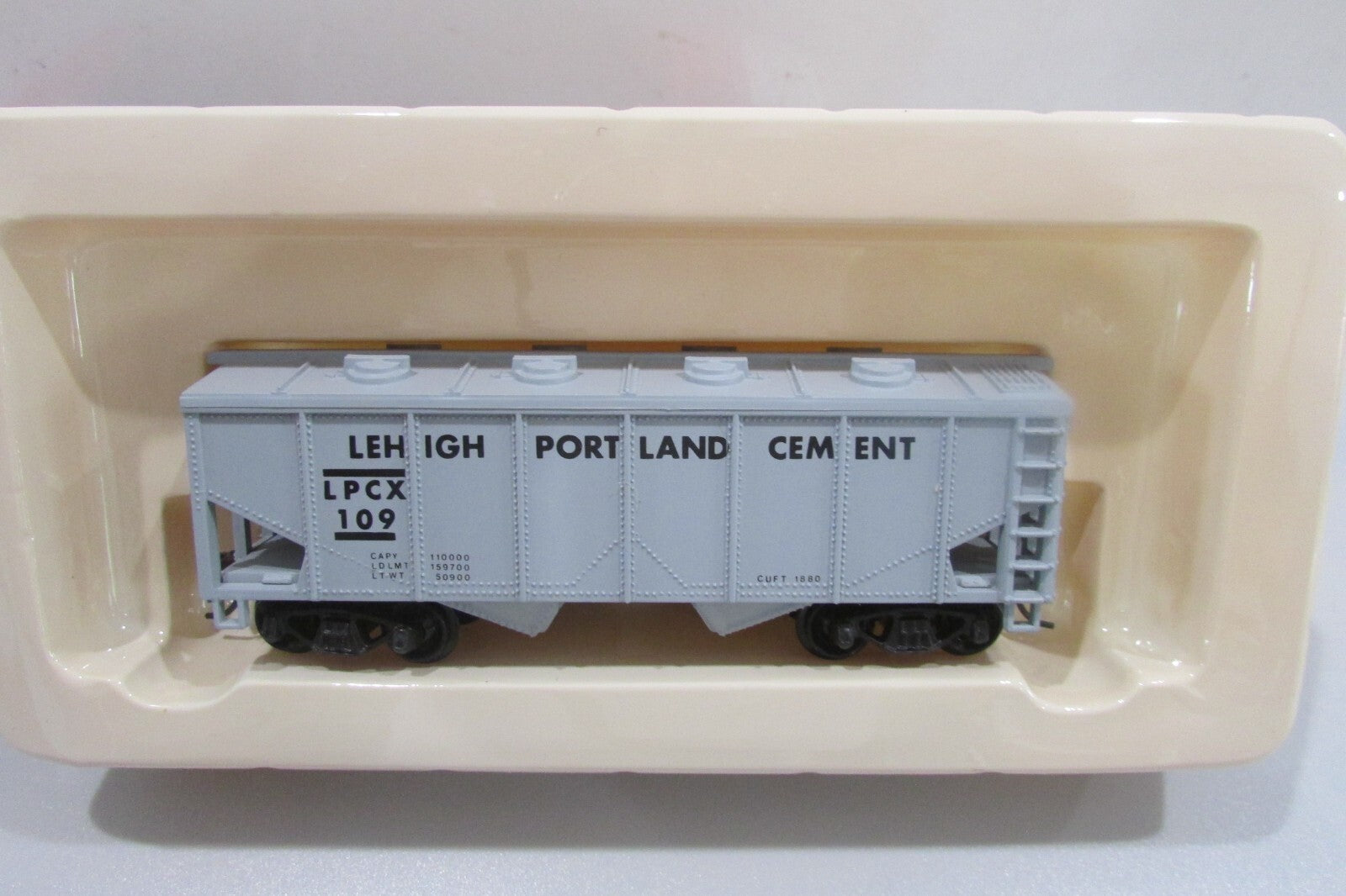 HO Scale Model Power 98081 36' 2Bay  Covered Hopper Lehigh Portland Cement