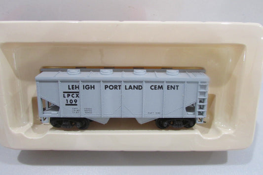 HO Scale Model Power 98081 36' 2Bay  Covered Hopper Lehigh Portland Cement