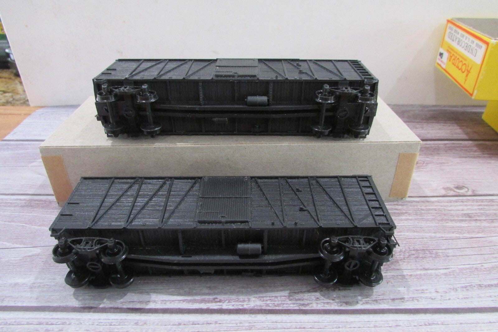 HO Scale Accurail (2) 40' O.Box Wood Ends Cars Kits Undecorated Lot#3019