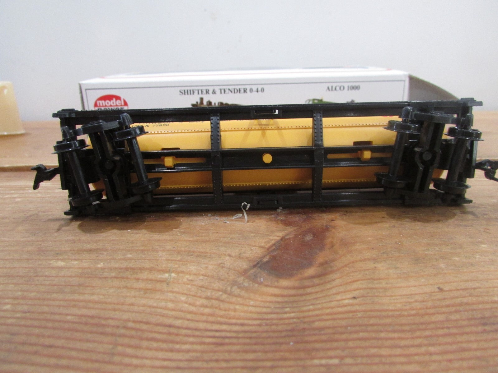 HO Scale Model Power 8104 40' Chemical Tank Car Hudson Bay