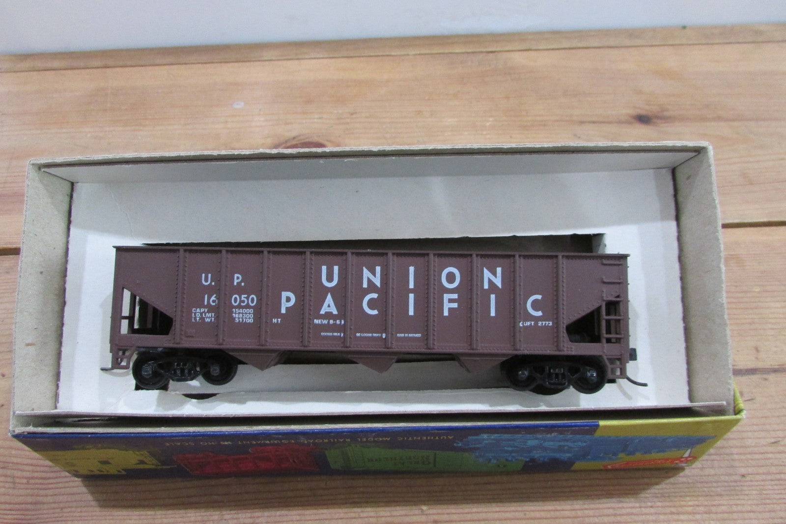 HO Scale Roundhouse 3Bay Hopper W/Load Union Pacific RH4940
