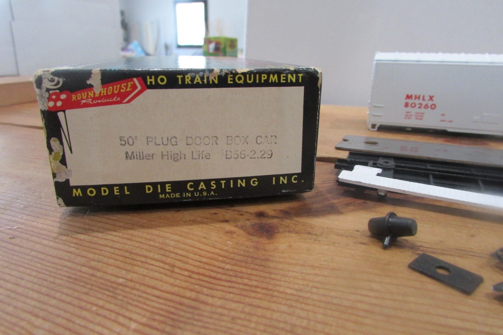 HO Scale Roundhouse B56 50' Plug Door Box Car Miller High Life  RH4312