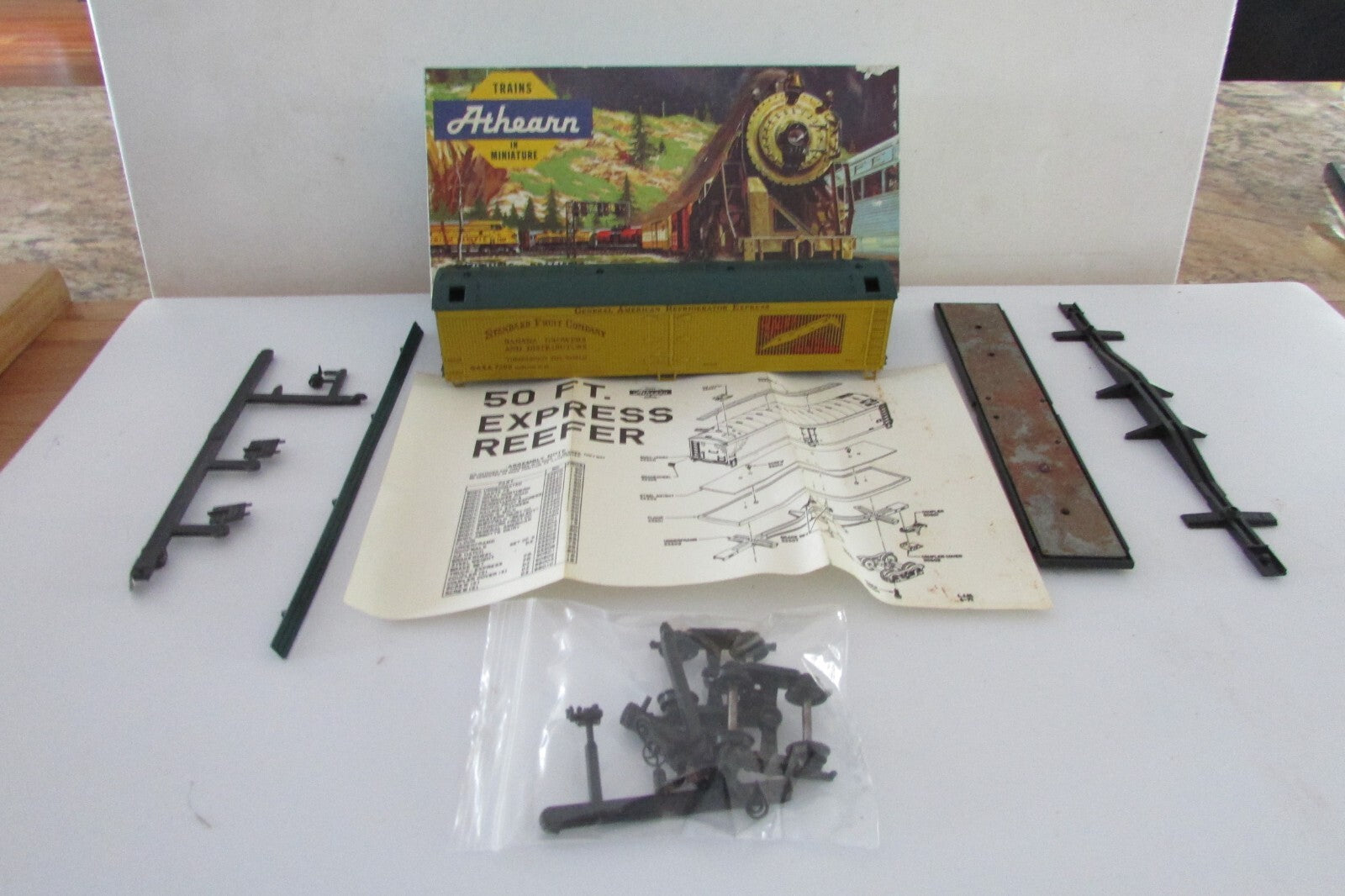HO Scale Athearn 5344 Standard Fruit Company  50ft Express Reefer