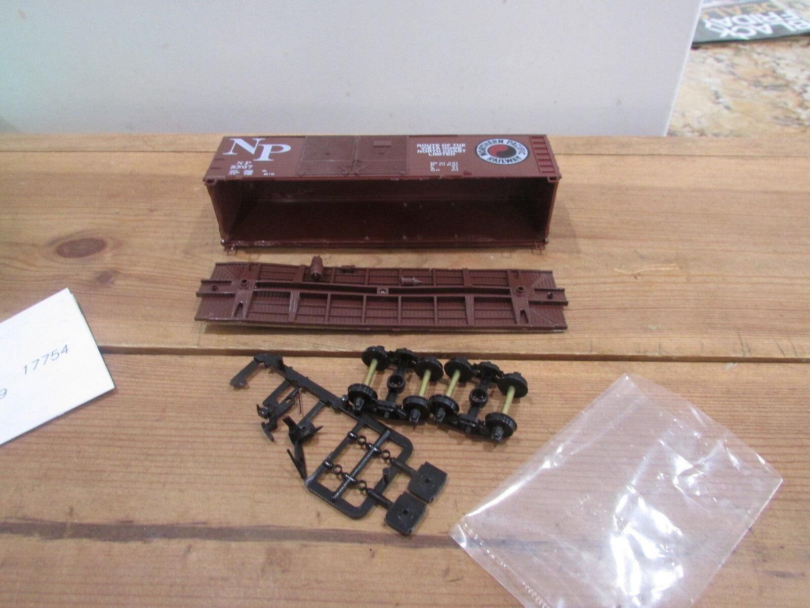 Ho Scale Bowser 3-1203 40' Double Door Box Car Kit Northern Pacific