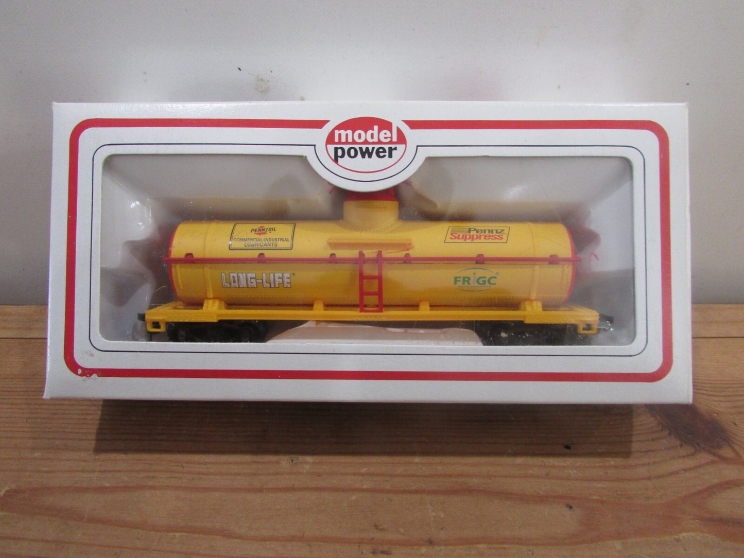 HO Scale Model Power 8127 40' Chemical Tank Car Pennzoil