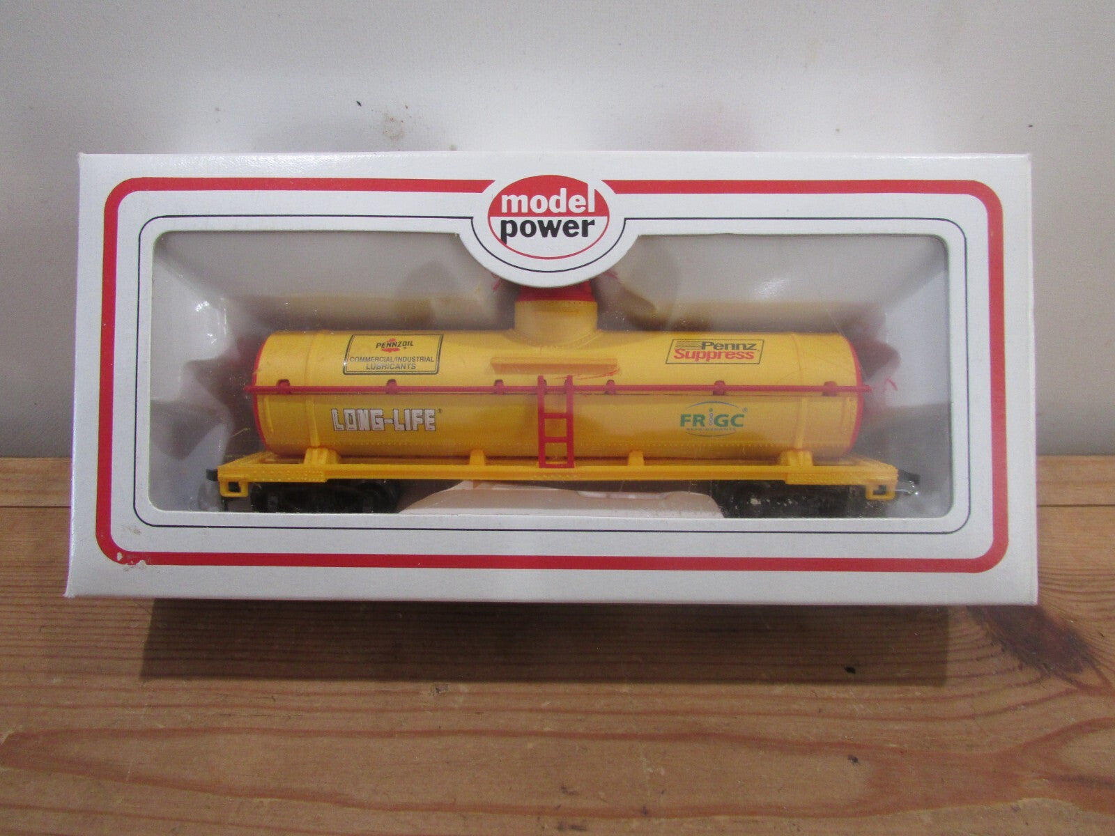 HO Scale Model Power 8127 40' Chemical Tank Car Pennzoil