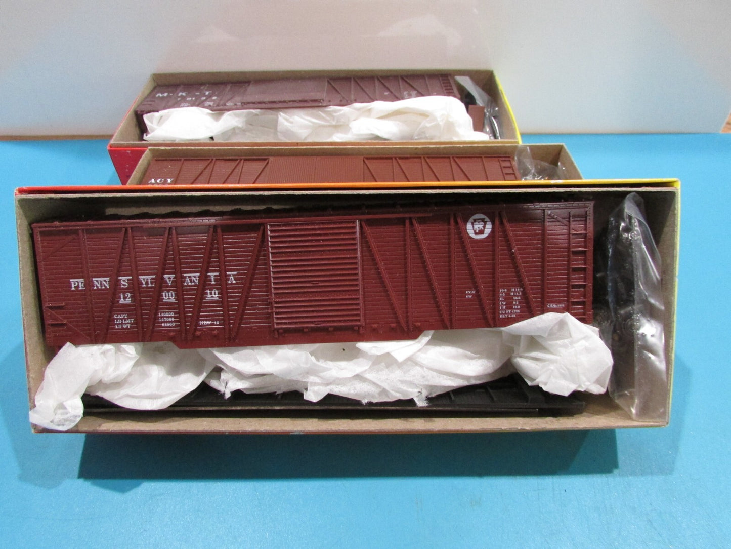 HO Scale RoundHouse Assorted 50' single & Double Door Boxcars Kits Lot#1591