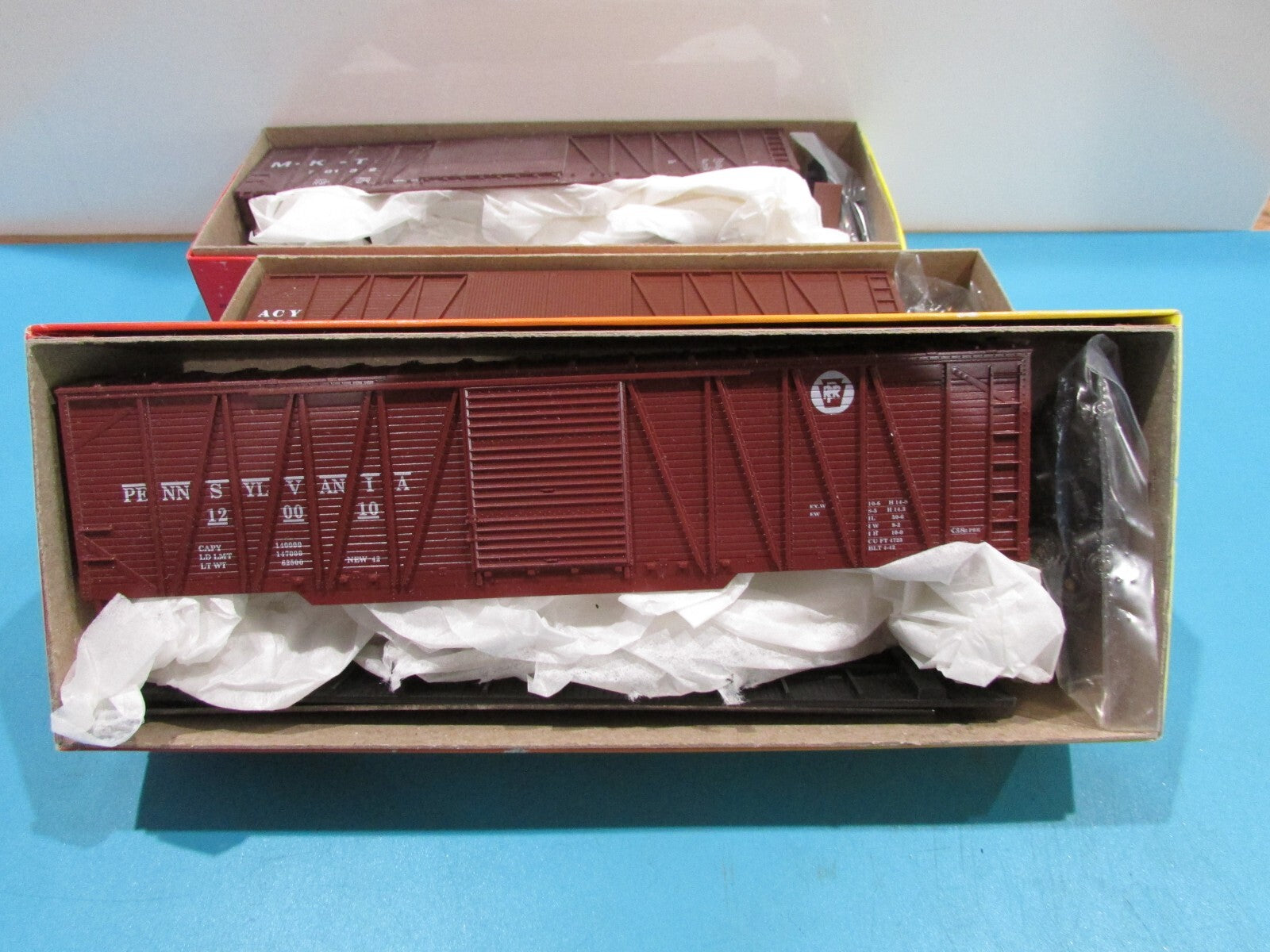 HO Scale RoundHouse Assorted 50' single & Double Door Boxcars Kits Lot#1591