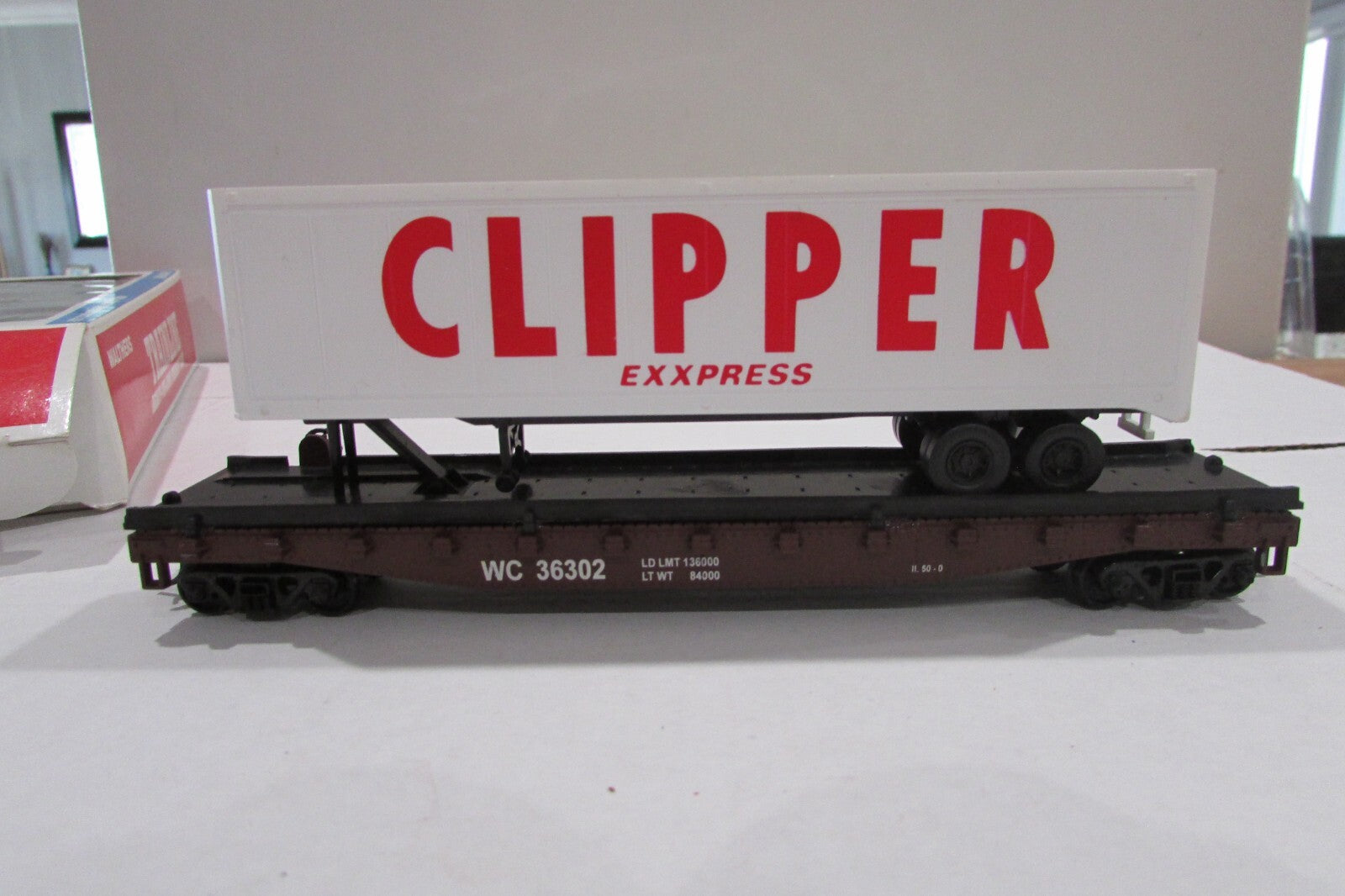 HO Scale Walthers Trainline WC#36302 Flat Cat w/ Clipper Express Trailer WAL4874