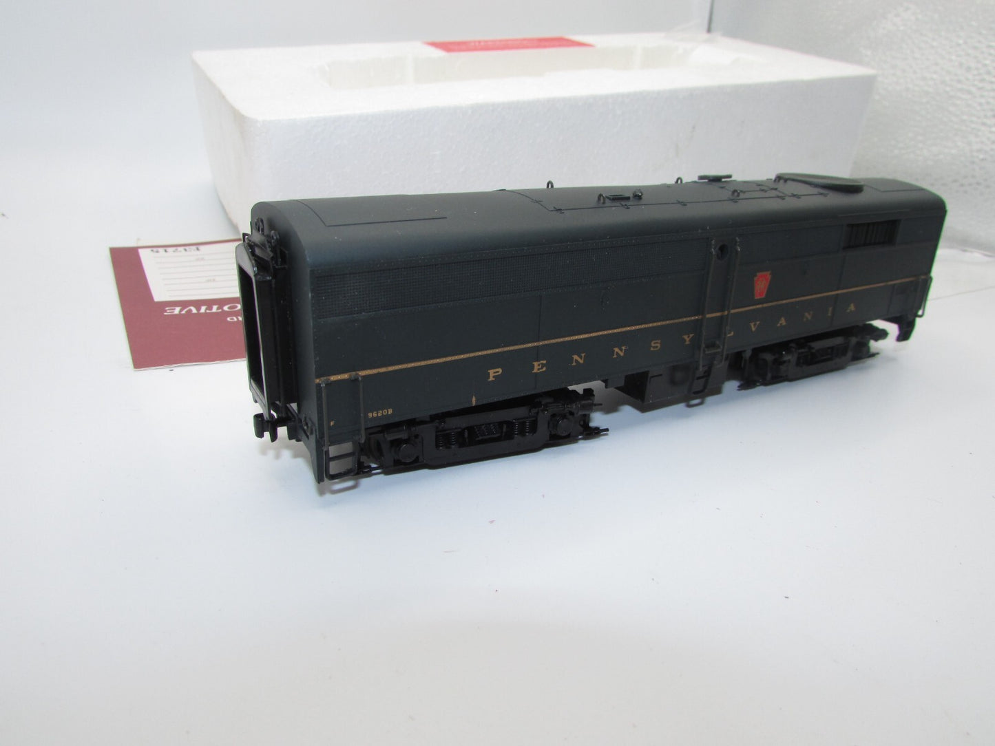 Ho Scale Proto 2000 8376 FB2 Unpowered Locomotive P.R.R.#9620B  Lot#4696