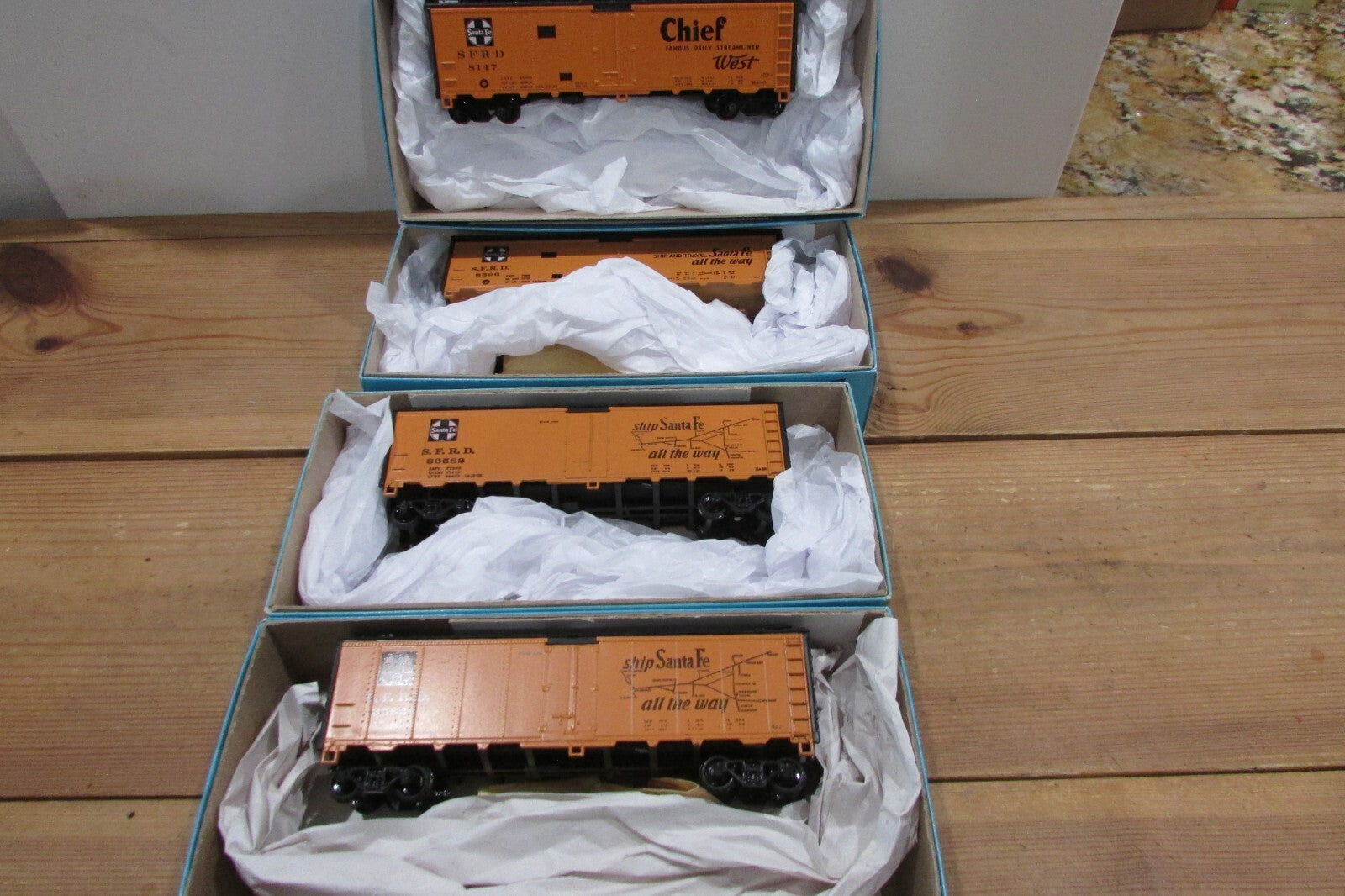 HO Scale Athearn (4) Assorted Freight Cars 40ft Reefer ATSF Lot#4228