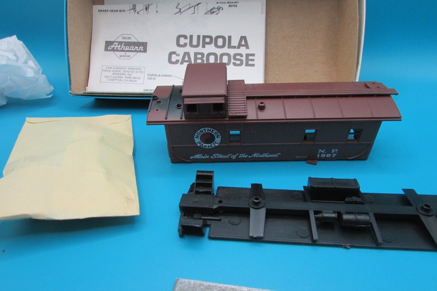 HO Scale Athearn 1266 Northern Pacific Caboose Car Kit   Lot#4510