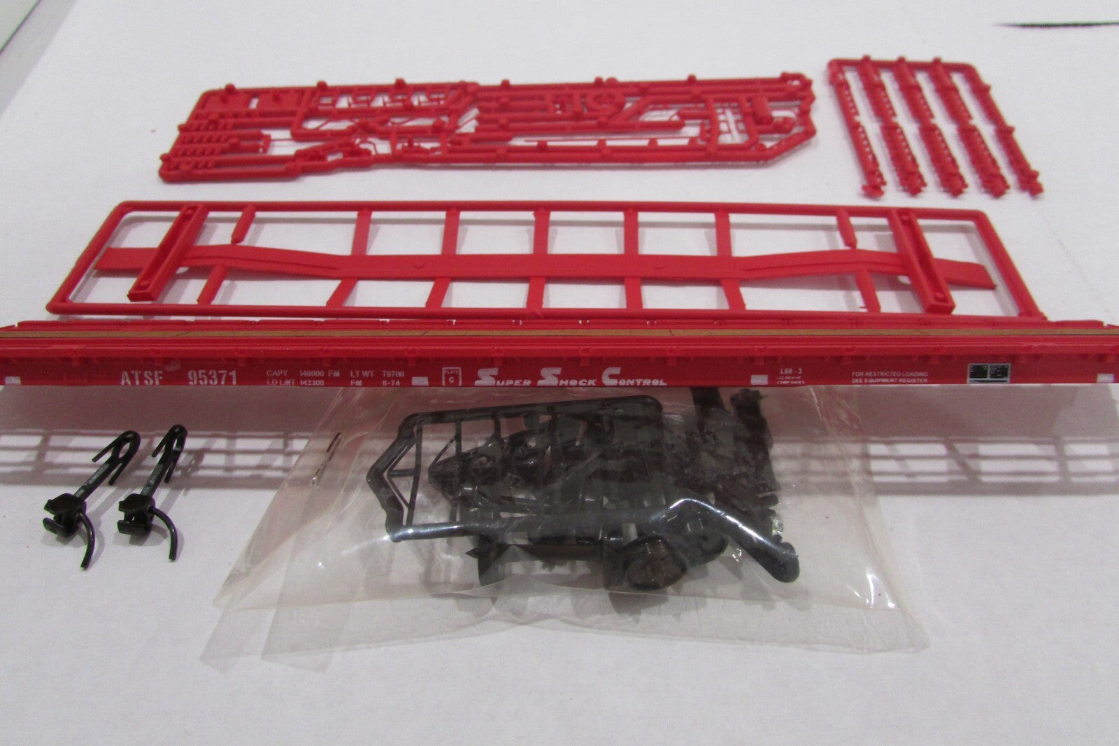 HO Scale InterMountain 41403-10 60' Wood Deck Flat Car ATSF Super Shock Lot#4883