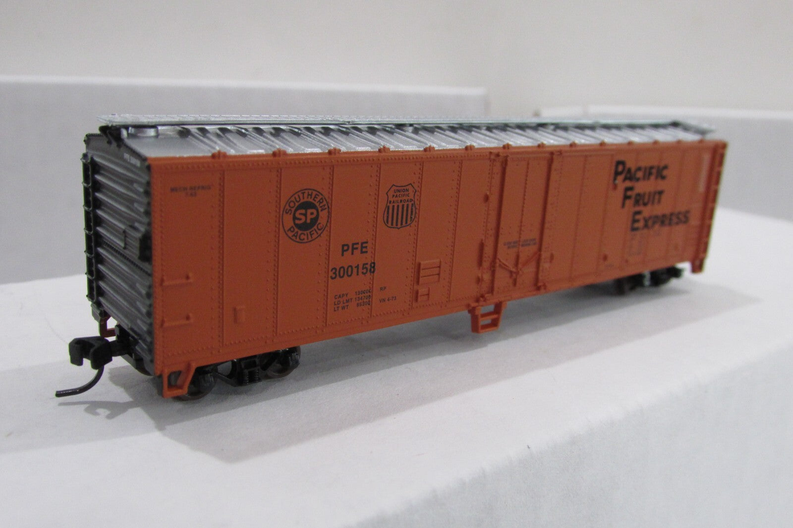 N Scale Atlas 36617 50' Mechanical Reefer Car Pacific Fruit Express #300158