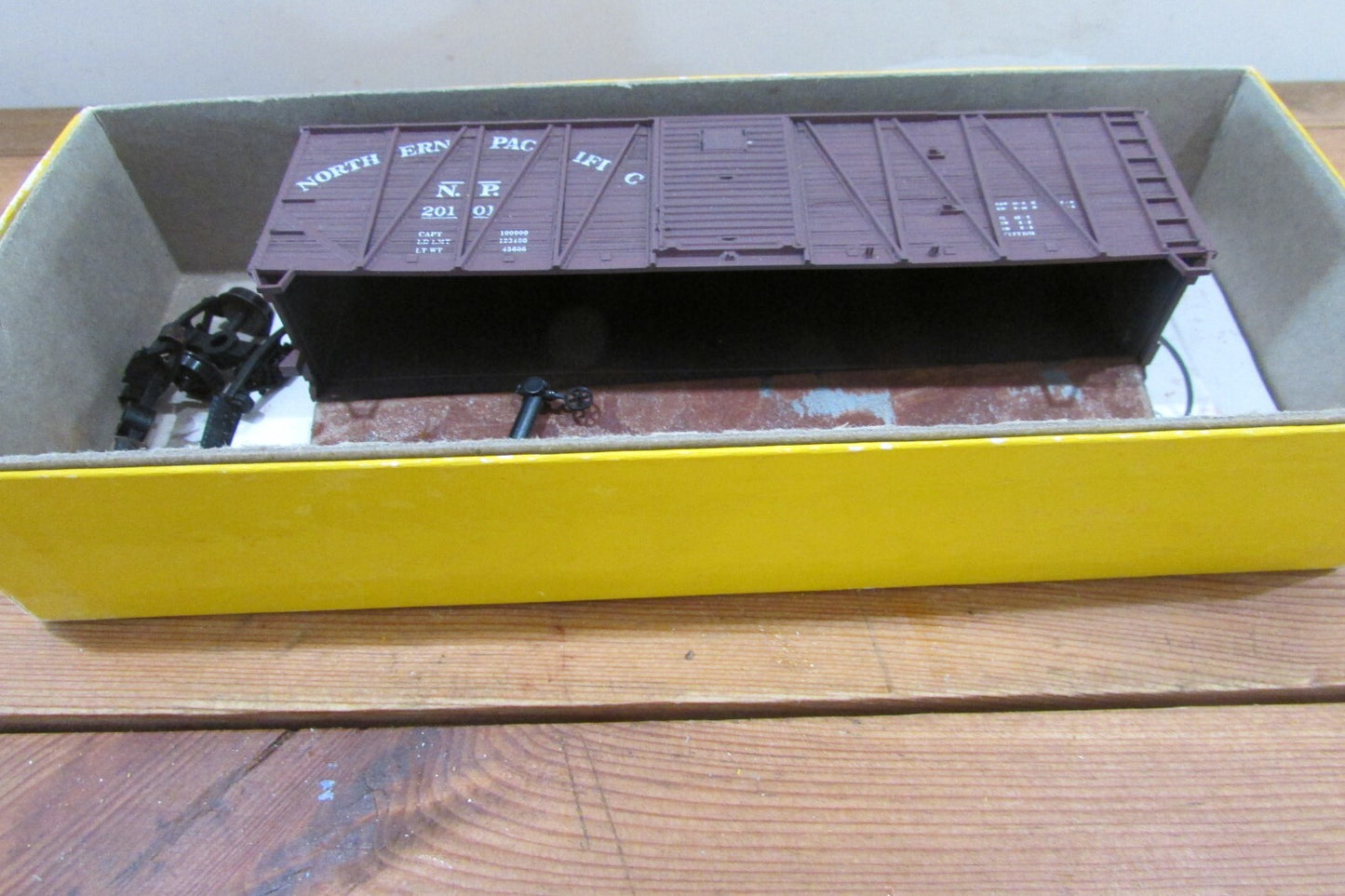 HO Scale Accurail 4403 Northern Pacific 40' O.B  Steel  Box Car #20110