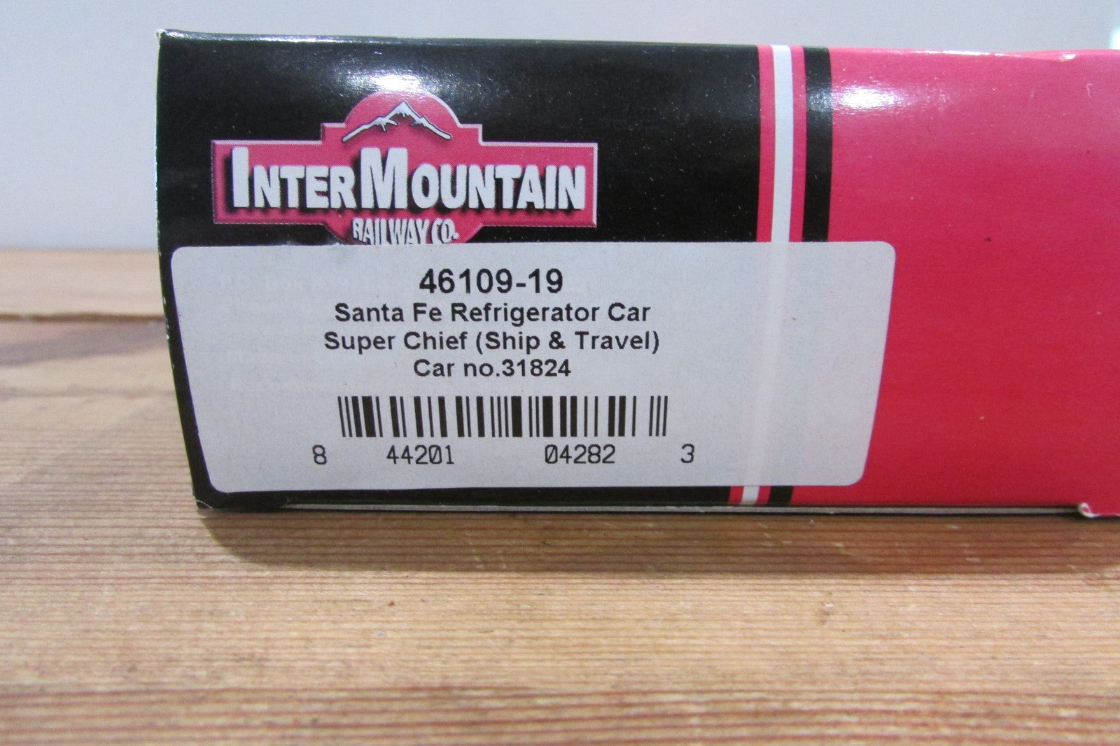 HO Scale InterMountain 49109-195 Santa Fe Refrigerator Car #31824  IM5121