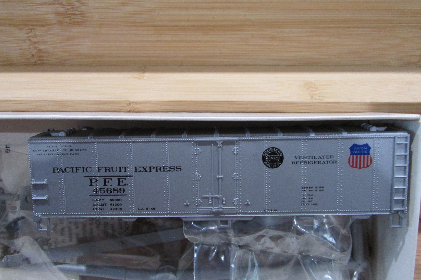 HO Scale Walthers 932-2512 40' Steel Reefer w/ Dreadnaught Ends Kit WAL5029