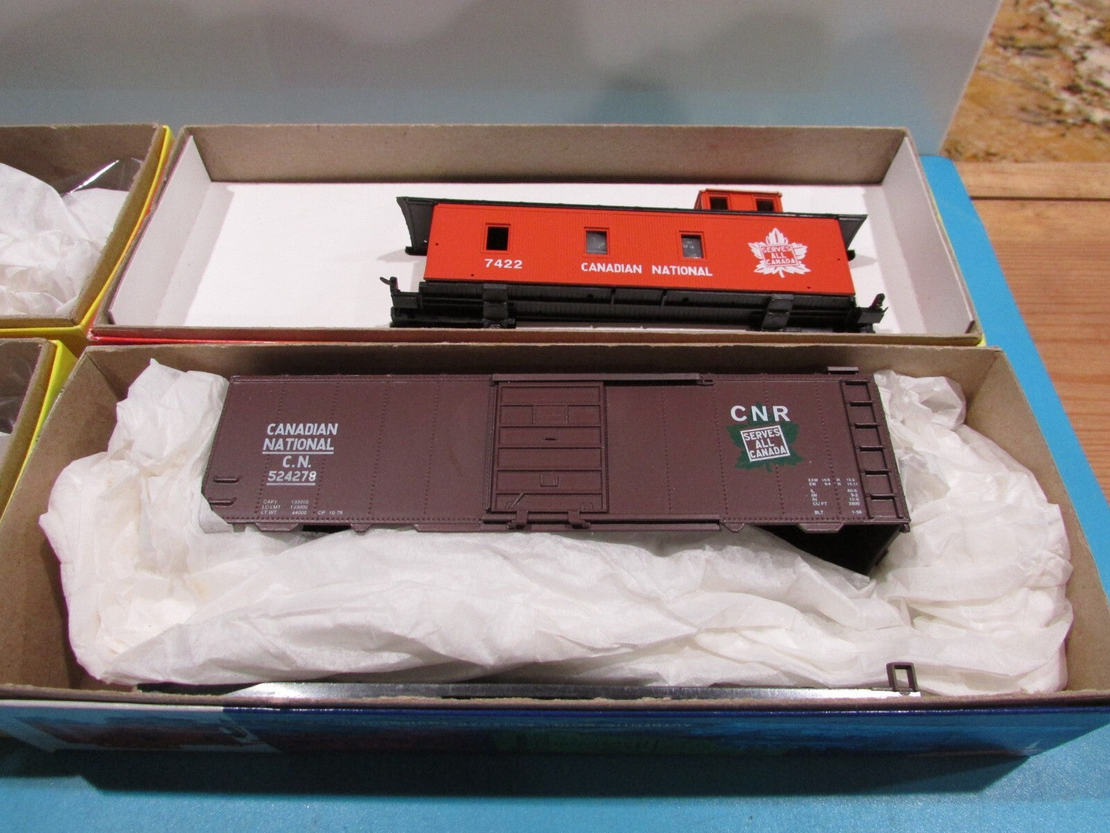 HO Scale RoundHouse (4Cars) Assorted Freight Cars and Caboose  CN Lot#1576