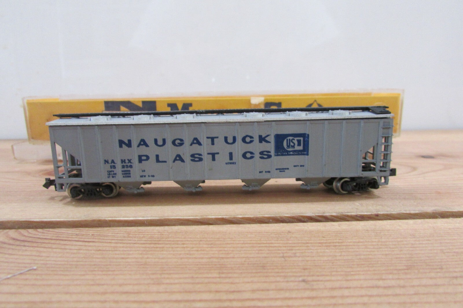 N Scale AHM Minitrains 4446 Naugatuck Plastic Covered Hopper Car