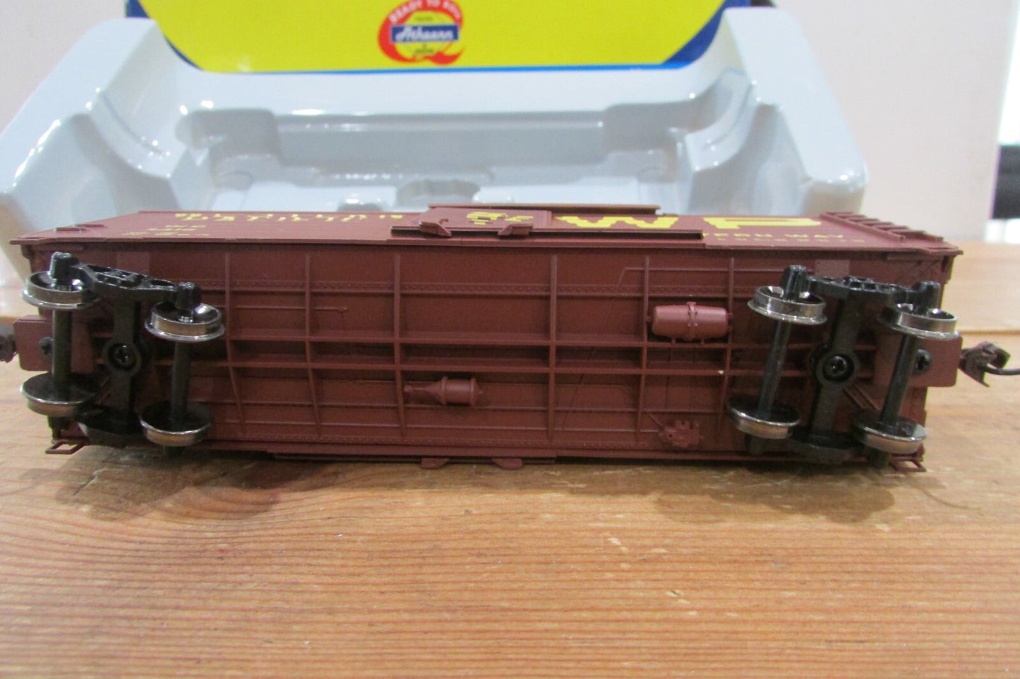 HO Scale Athearn 92799 40' Horizontal Rib Box Car  Lot#4635