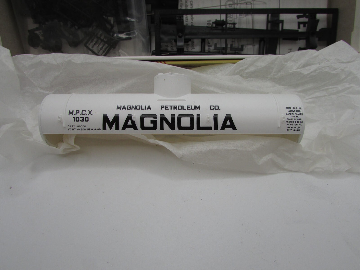 HO Scale Red Caboose  10,000 Gallon Tank Car Type 103W Magnolia Lot#4816