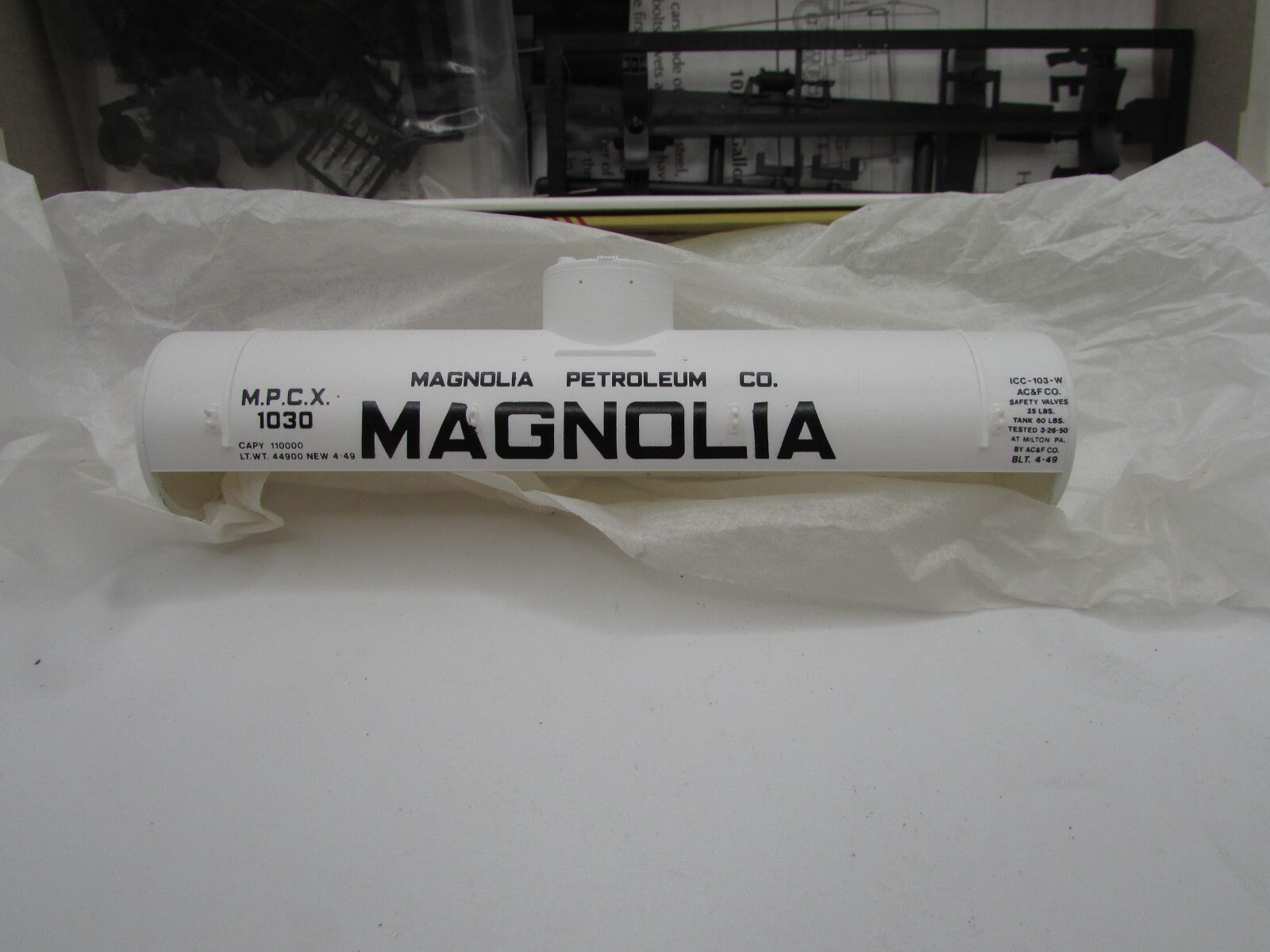 HO Scale Red Caboose  10,000 Gallon Tank Car Type 103W Magnolia Lot#4816
