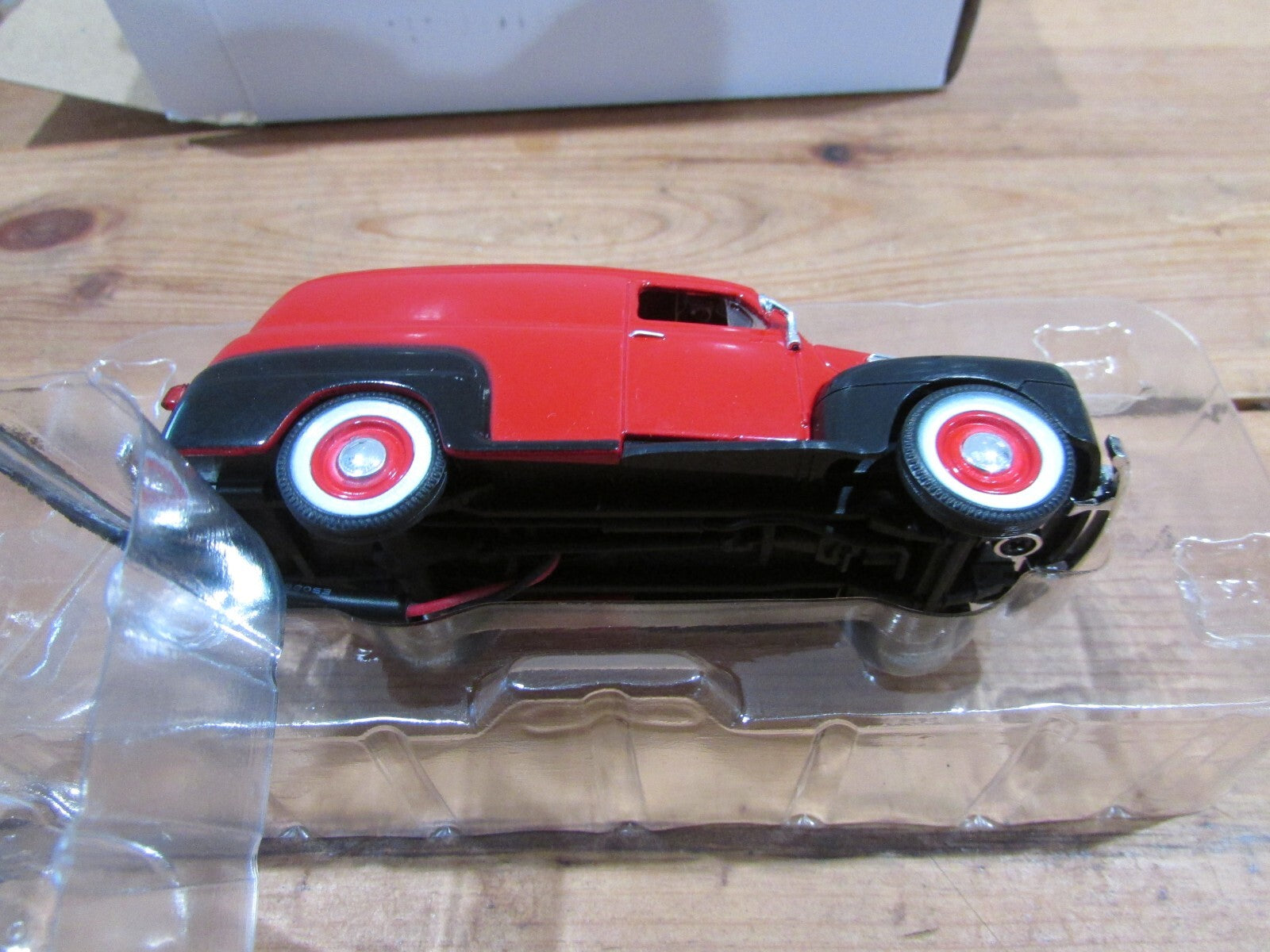 O Gauge Menards Lighted 1:48 Scale 1948 Ford® Red/Black Panel Truck