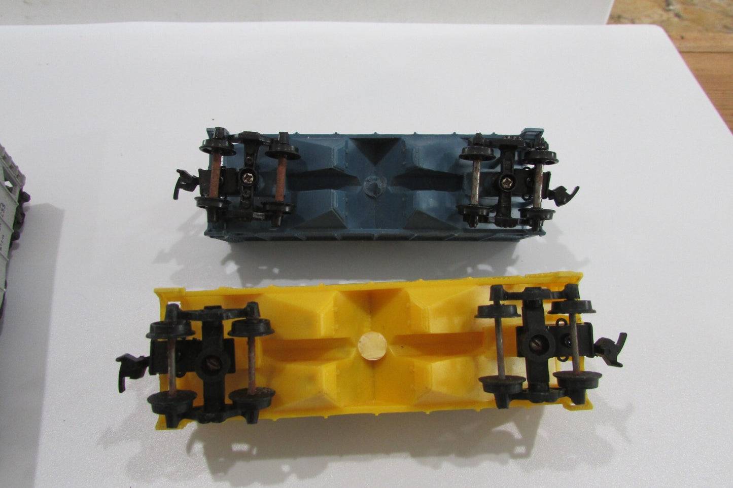 HO Scale  (4) Assorted  2Bay Hopper w/ Load Lot#2804