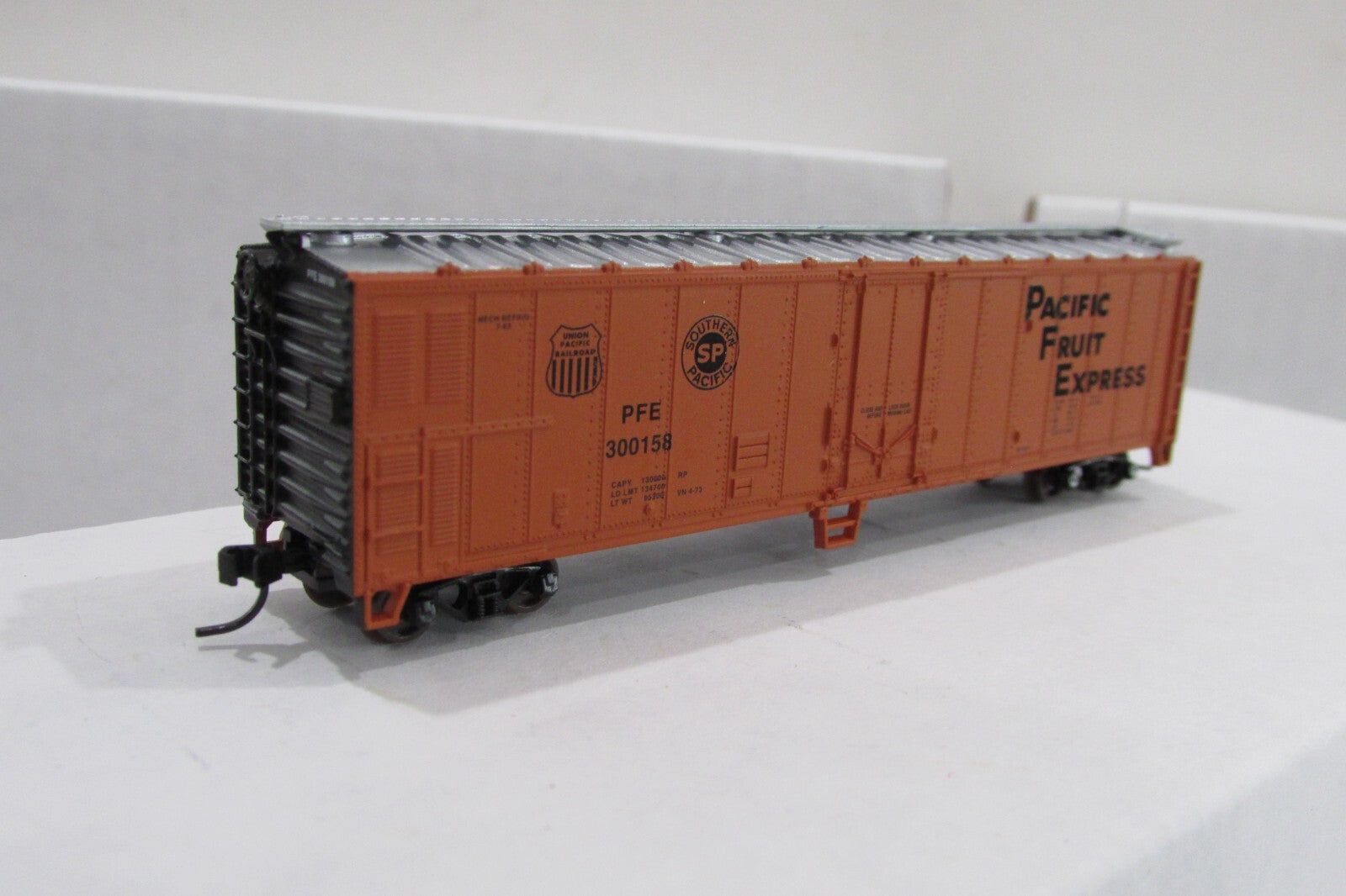 N Scale Atlas 36617 50' Mechanical Reefer Car Pacific Fruit Express #300158