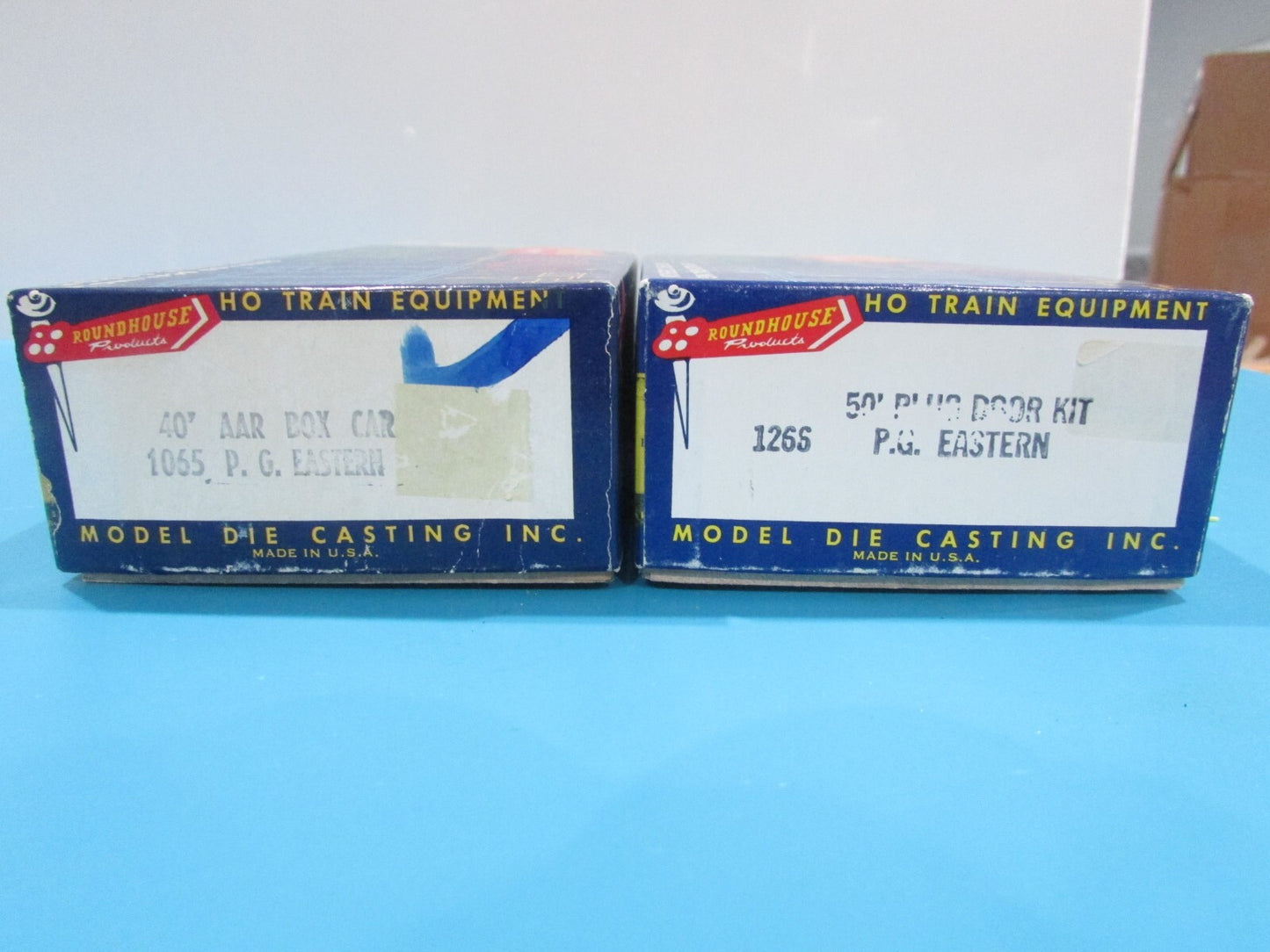 HO Scale Roundhouse (2) Assorted freight Cars P.G Eastern  Lot#1927