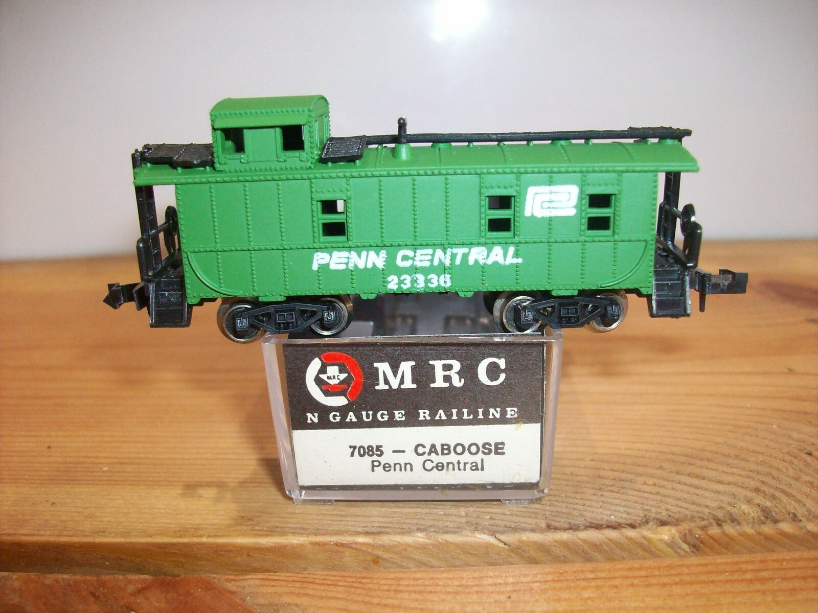 N Scale MRC 7085 Caboose "Penn Central" #23336