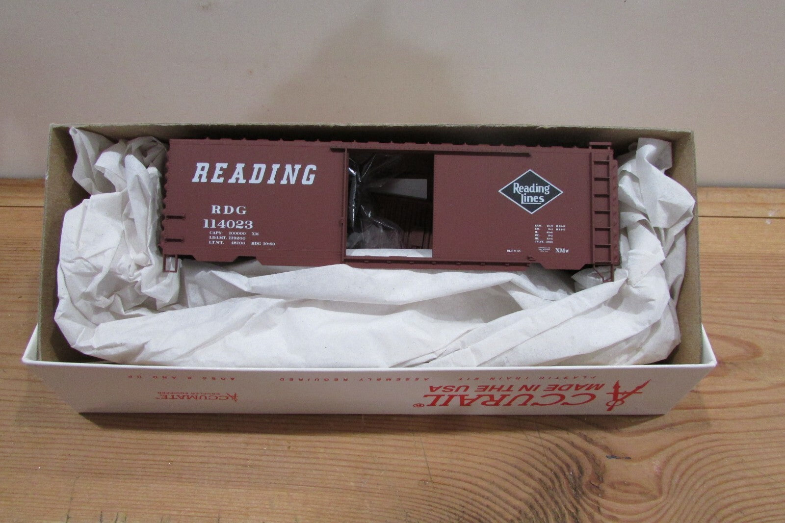 HO Scale Accurail 3427 Reading 40' PS-1 Steel Box Car