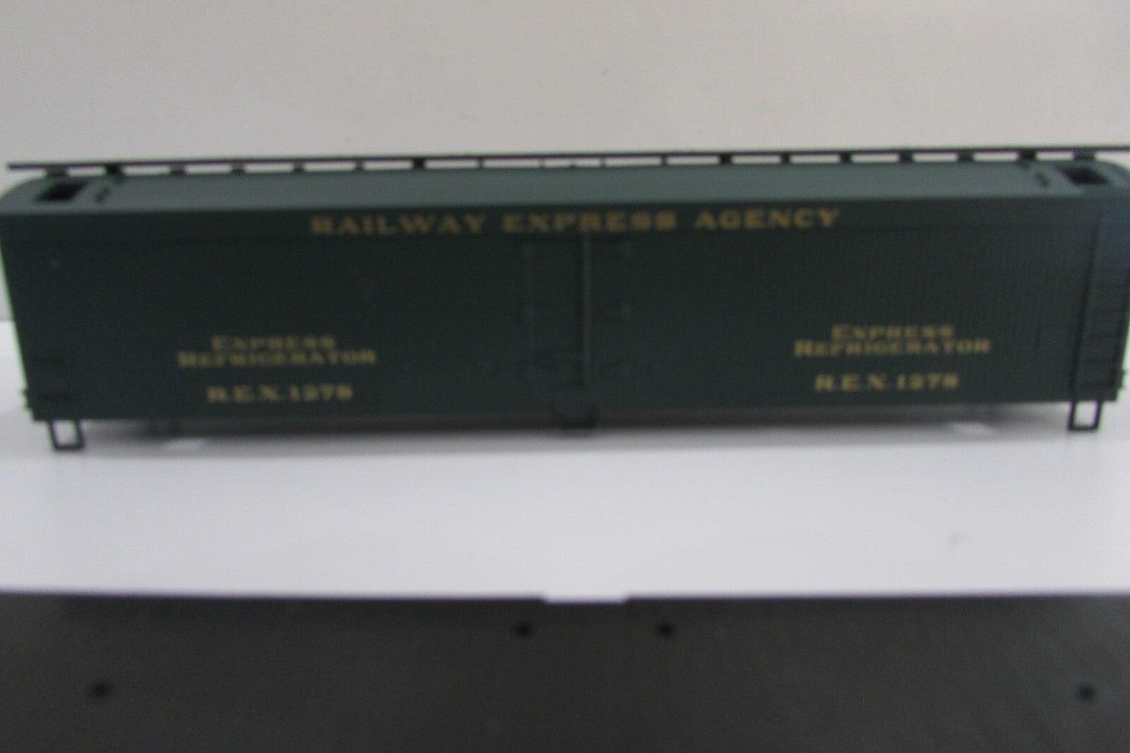 HO Scale Walthers/Athearn 932-9037 REA 50' Express Reefer Kit