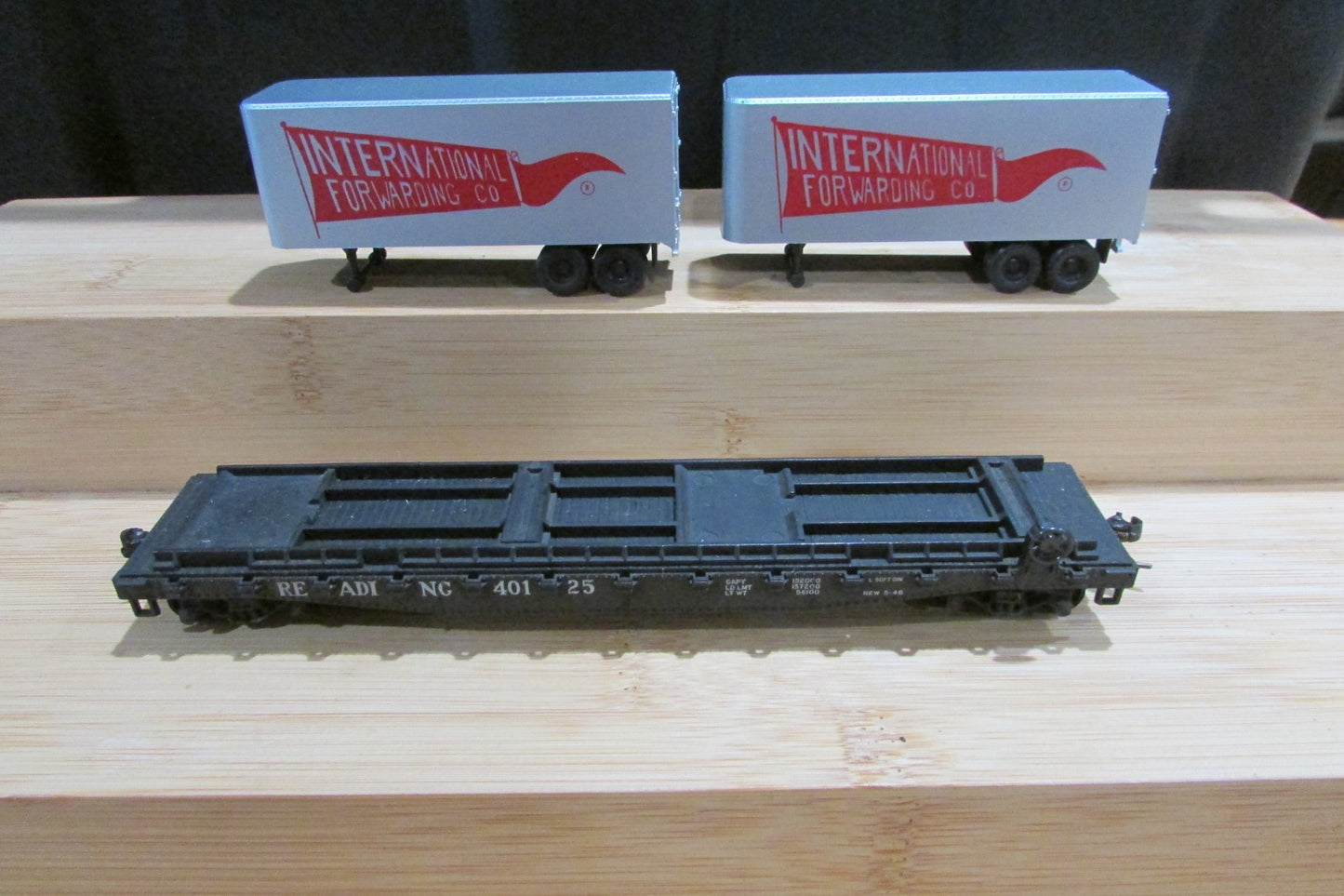 HO Scale Athearn 1402 50ft Flat Car Reading w/ 2 Trailers International ATH5189