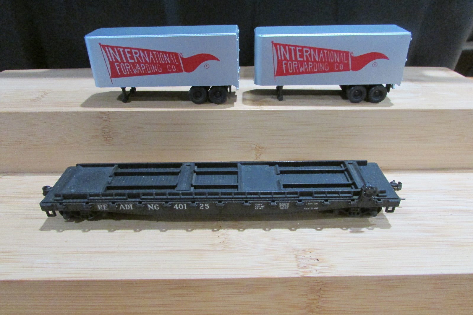HO Scale Athearn 1402 50ft Flat Car Reading w/ 2 Trailers International ATH5189