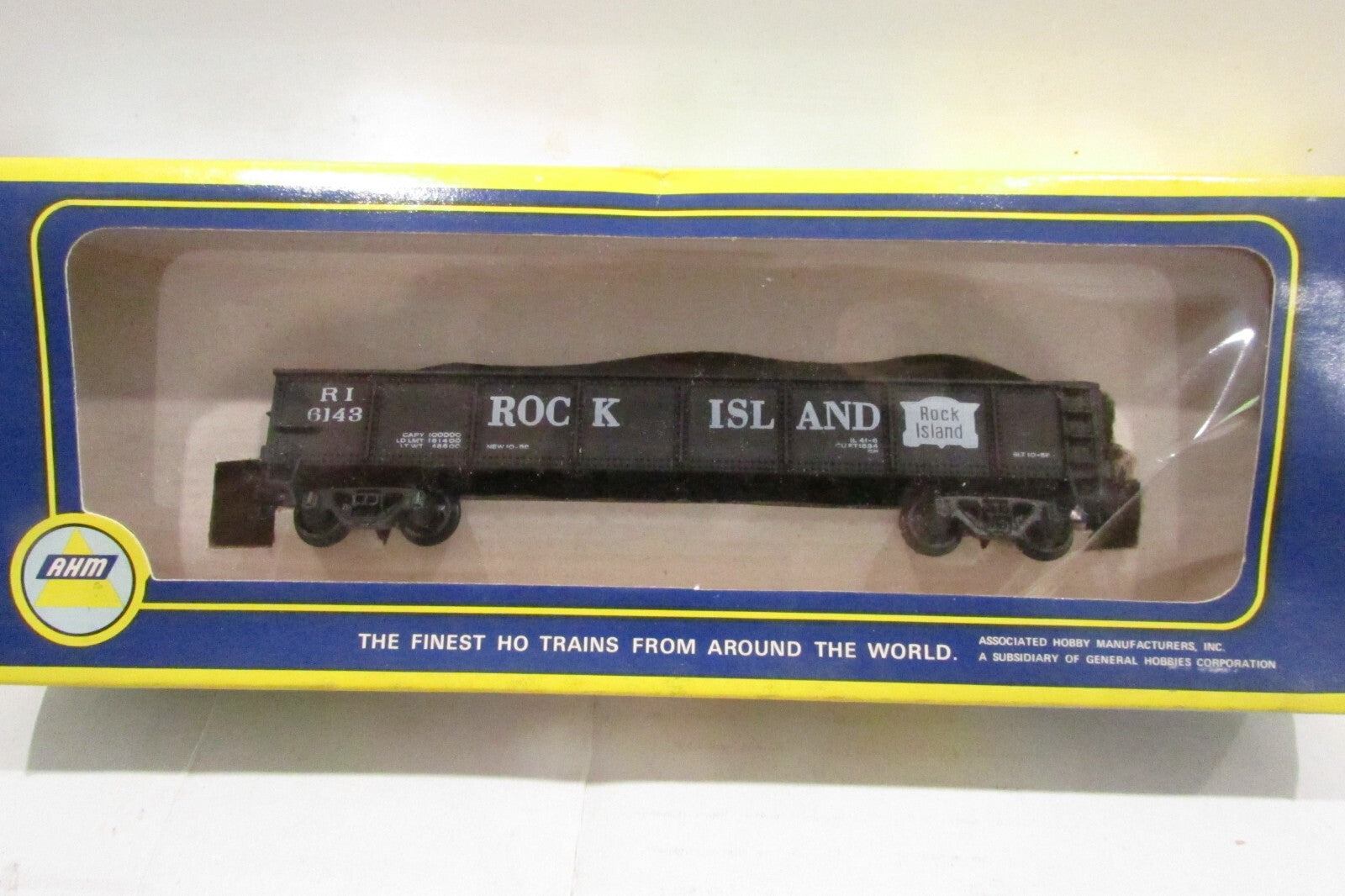 HO Scale AHM 5431G Gondola with Load Rock Island #6143